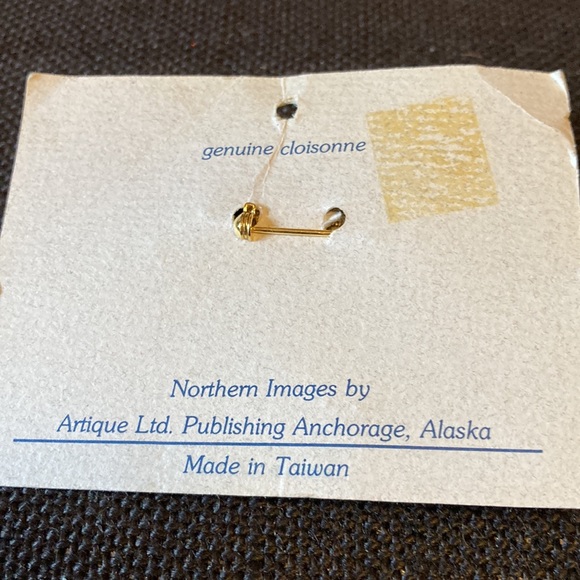 NEW!!  Alaskan’s Barbara Lavallee Label Pin - Picture 3 of 3